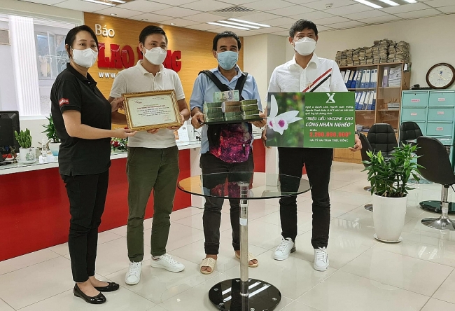 MC Quyền Linh tiếp tục ủng hộ 2,2 tỷ đồng cho quỹ vắc xin