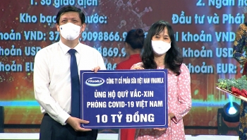 Vinamilk tiếp tục đồng hành với Chính phủ, ủng hộ 10 tỷ đồng vào quỹ vaccine phòng COVID-19 Vinamilk tiếp tục đồng hành với Chính phủ, ủng hộ 10 tỷ đồng vào quỹ vaccine phòng COVID-19