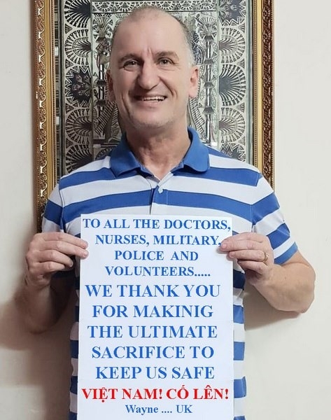 Anh Wayne Worrell, giáo viên quốc tịch Anh sống tại Hà Nội, người đứng ra thực hiện bộ ảnh, gửi đến thông điệp: “Cảm ơn tất cả các y bác sĩ, quân đội, công an và các tình nguyện viên, cảm ơn những hy sinh của các bạn đã giúp cho chúng tôi được an toàn!“. 