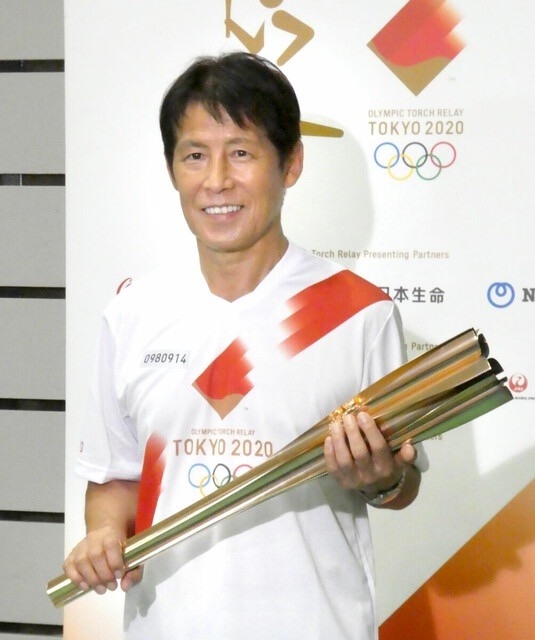 Akira Nishino tham gia rước đuốc Olympic trước khi trở lại Thái Lan. Ảnh: Olympic 2020