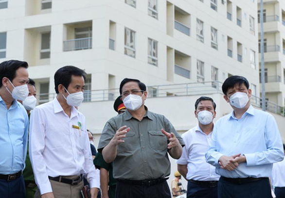 Thủ tướng Phạm Minh Chính kiểm tra tại Bệnh viện dã chiến số 3 - Ảnh: Tuổi Trẻ