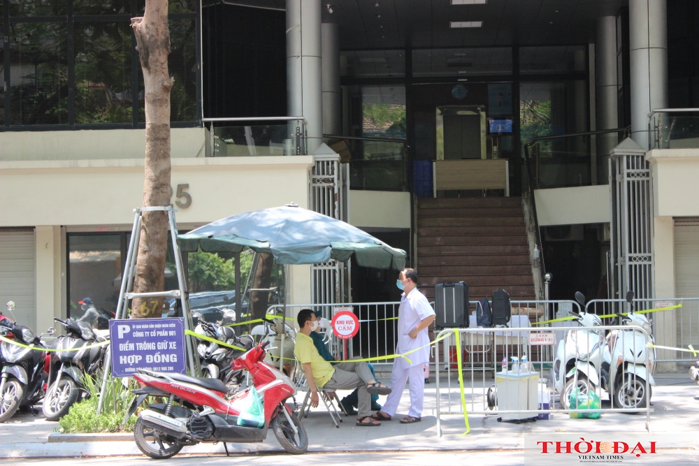 Hình ảnh phong tỏa chung cư Sunshine và ngân hàng liên quan đến nữ bệnh nhân mắc COVID-19 ở Hà Nội