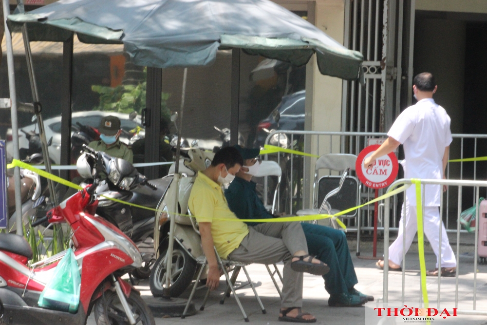 Hình ảnh phong tỏa chung cư Sunshine và ngân hàng liên quan đến nữ bệnh nhân mắc COVID-19 ở Hà Nội