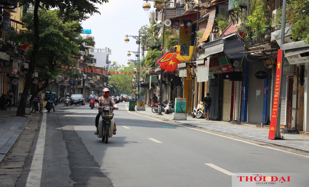 Đường phố Hà Nội vẫn tấp nập người đi lại trong ngày đầu giãn cách xã hội theo Chỉ thị 16