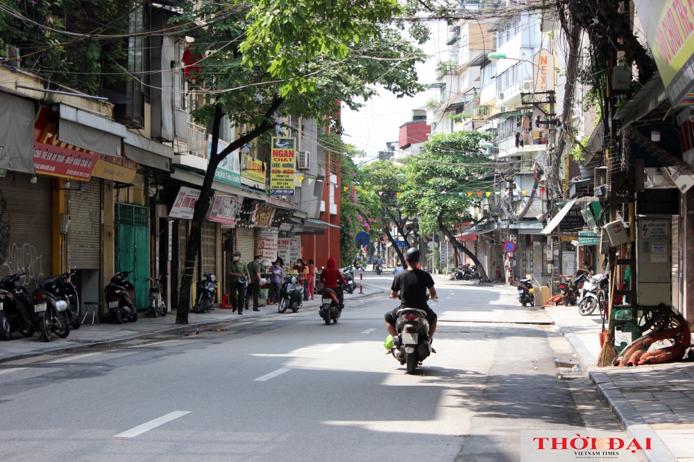 Đường phố Hà Nội vẫn tấp nập người đi lại trong ngày đầu giãn cách xã hội theo Chỉ thị 16