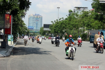 Đường phố Hà Nội vẫn tấp nập người đi lại trong ngày đầu giãn cách xã hội theo Chỉ thị 16