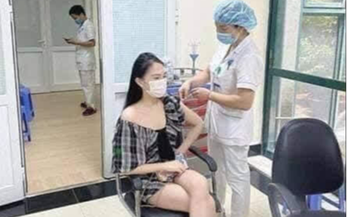 Hoa khôi khoe được ưu tiên tiêm vắc xin nhờ 'ông ngoại' bị xử phạt Hoa khôi khoe được ưu tiên tiêm vắc xin nhờ 'ông ngoại' bị xử phạt