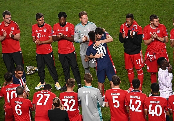 Thua Bayern ở trận chung kết C1, Neymar ôm mặt khóc nấc Thua Bayern ở trận chung kết C1, Neymar ôm mặt khóc nấc