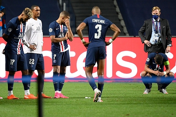 Thua Bayern ở trận chung kết C1, Neymar ôm mặt khóc nấc Thua Bayern ở trận chung kết C1, Neymar ôm mặt khóc nấc
