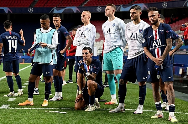 Thua Bayern ở trận chung kết C1, Neymar ôm mặt khóc nấc Thua Bayern ở trận chung kết C1, Neymar ôm mặt khóc nấc