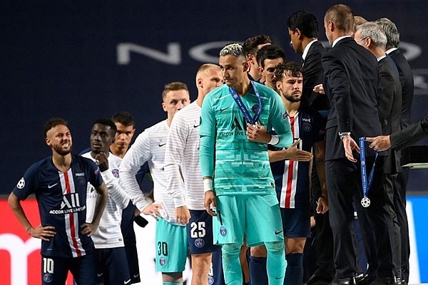 Thua Bayern ở trận chung kết C1, Neymar ôm mặt khóc nấc Thua Bayern ở trận chung kết C1, Neymar ôm mặt khóc nấc