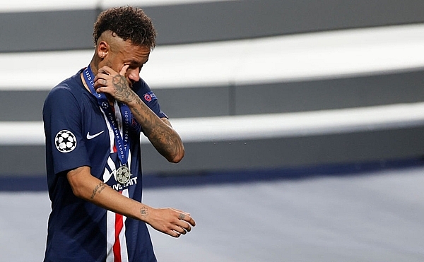 Thua Bayern ở trận chung kết C1, Neymar ôm mặt khóc nấc Thua Bayern ở trận chung kết C1, Neymar ôm mặt khóc nấc