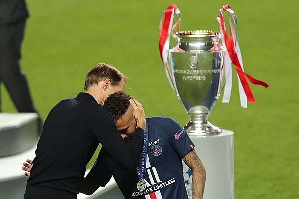 Thua Bayern ở trận chung kết C1, Neymar ôm mặt khóc nấc Thua Bayern ở trận chung kết C1, Neymar ôm mặt khóc nấc