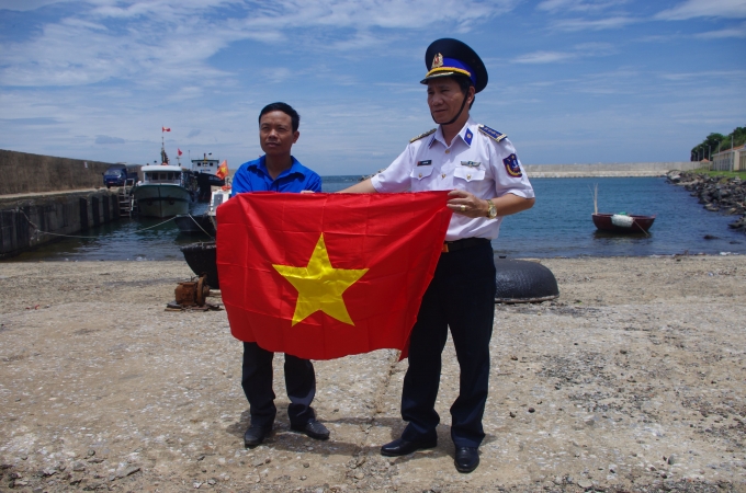 Cảnh sát biển đồng hành cùng ngư dân: Giúp dân bám biển, bảo vệ chủ quyền biển - đảo