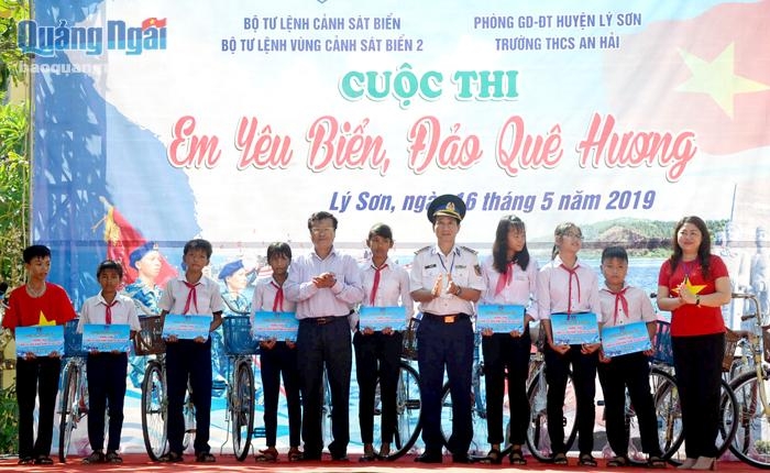 Cảnh sát biển đồng hành cùng ngư dân: Giúp dân bám biển, bảo vệ chủ quyền biển - đảo