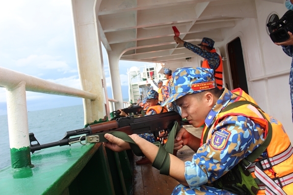 Thực hành bắn AK trên tàu (ảnh QĐND)