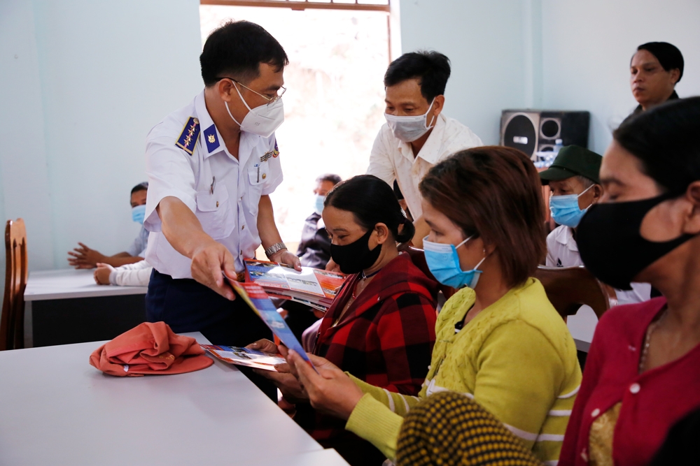 Bộ Tư lệnh Vùng Cảnh sát biển 2 tặng quà hỗ trợ đồng bào khó khăn tại Quảng Nam