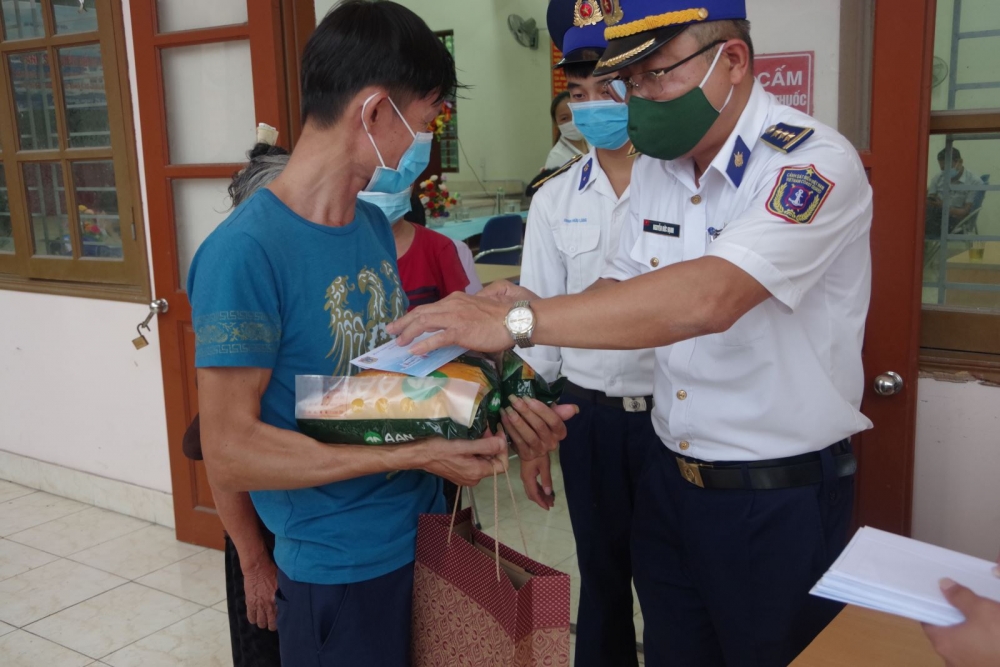 Cảnh sát biển tặng quà hỗ trợ người dân có hoàn cảnh khó khăn do ảnh hưởng của dịch COVID-19