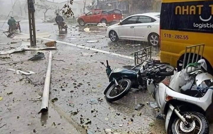 Video: Gió bão thổi bay hàng loạt người đi xe máy trên đường tại Huế