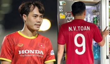 HLV Kiatisuk mặc áo Văn Toàn, chúc ĐT Việt Nam thắng Australia