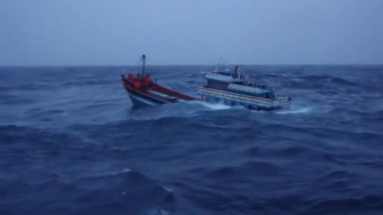 Cảnh sát biển cứu ngư dân trên tàu cá sắp chìm trong bão Côn Sơn