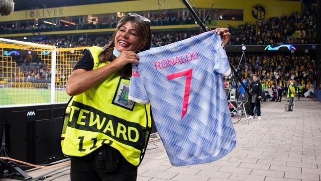 Ronaldo tung cú sút uy lực khiến nữ nhân viên ngoài sân bất tỉnh