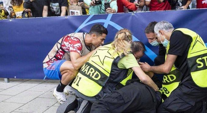 Ronaldo tung cú sút uy lực khiến nữ nhân viên ngoài sân bất tỉnh