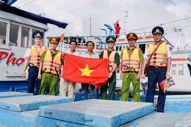 Tặng cờ Tổ quốc cho ngư dân
