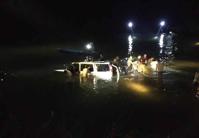 Ô tô biển số Hà Nội lao xuống sông ở Nghệ An, 5 người thương vong