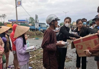 Ca sĩ Thủy Tiên đến Huế trực tiếp trao quà cứu trợ cho người dân bị bão lũ