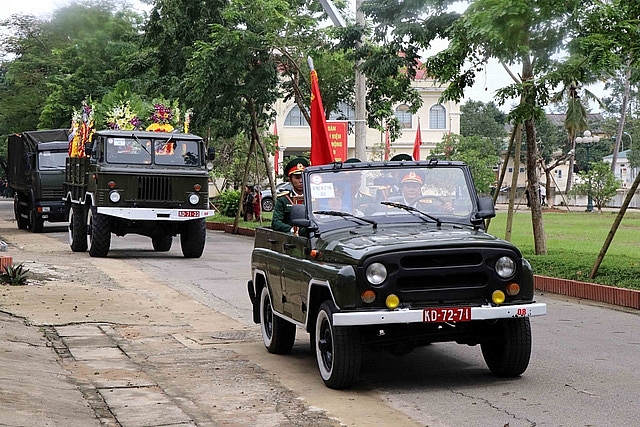 Người dân tiếc thương tiễn đưa 13 chiến sĩ, cán bộ hy sinh khi cứu hộ về với đất mẹ