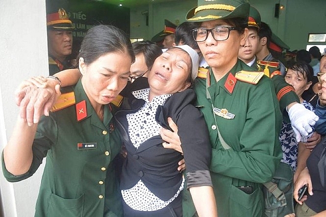 Người dân tiếc thương tiễn đưa 13 chiến sĩ, cán bộ hy sinh khi cứu hộ về với đất mẹ