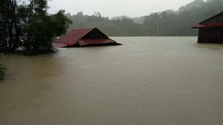 Chùm ảnh nước lũ dâng cao vượt mức lịch sử ở Quảng Bình