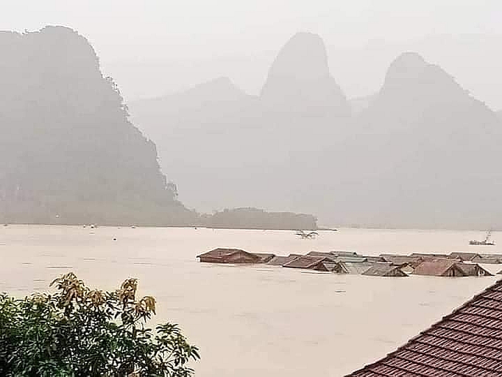 Chùm ảnh nước lũ dâng cao vượt mức lịch sử ở Quảng Bình