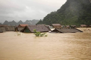 Lãnh đạo Lào và Thái Lan gửi điện thăm hỏi về lũ lụt miền Trung Việt Nam