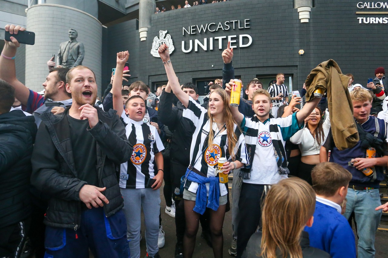 CĐV Newcastle ăn mừng sự kiện đổi chủ của CLB