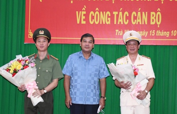 Đồng chí Kim Ngọc Thái, Phó Bí thư Thường trực Tỉnh ủy - Chủ tịch HĐND tỉnh Trà Vinh chúc mừng Đại tá Vũ Hoài Bắc và Đại tá Trần Xuân Ánh.