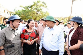 Thủ tướng thăm hỏi nhân dân Quảng Ngãi chịu thiệt hại do thiên tai