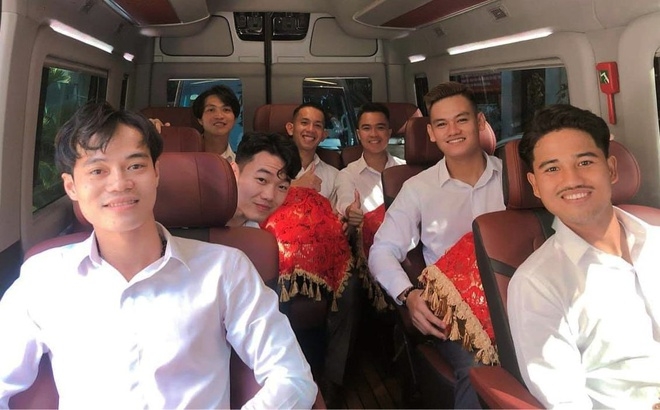 Đội bê tráp cực trất trong ngày Công Phượng lên xe hoa