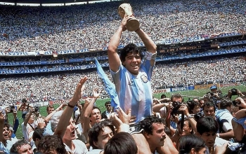 Huyền thoại bóng đá Maradona qua đời ở tuổi 60