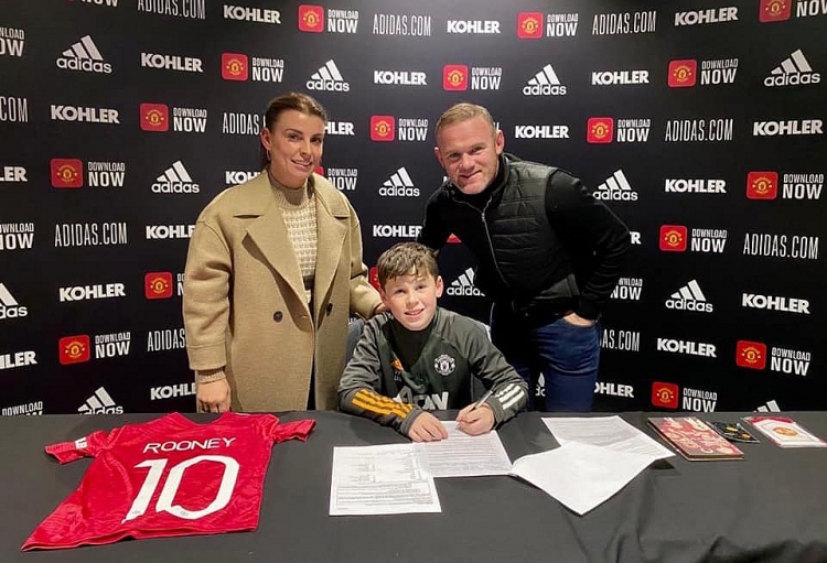 Con trai Wayne Rooney chính thức gia nhập MU