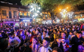 duong pho ha noi chat cung nguoi dem noel