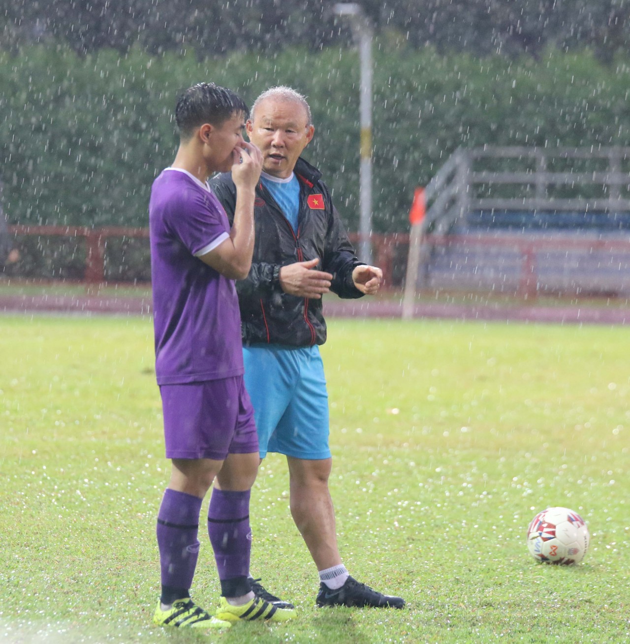 Việt Nam vs Malaysia (19h30, 12/12): Công Phượng và đồng đội dầm mưa tập luyện