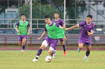 Việt Nam vs Malaysia (19h30, 12/12): Công Phượng và đồng đội dầm mưa tập luyện