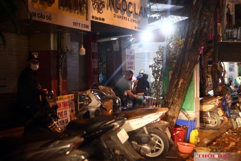 Hàng quán phố cổ Hà Nội tự giác đóng cửa sau 21h để chống dịch