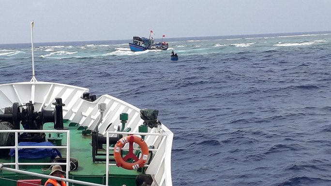 Khánh Hòa: Tàu cá đứt neo va vào đá ngầm, hai người chết và mất tích