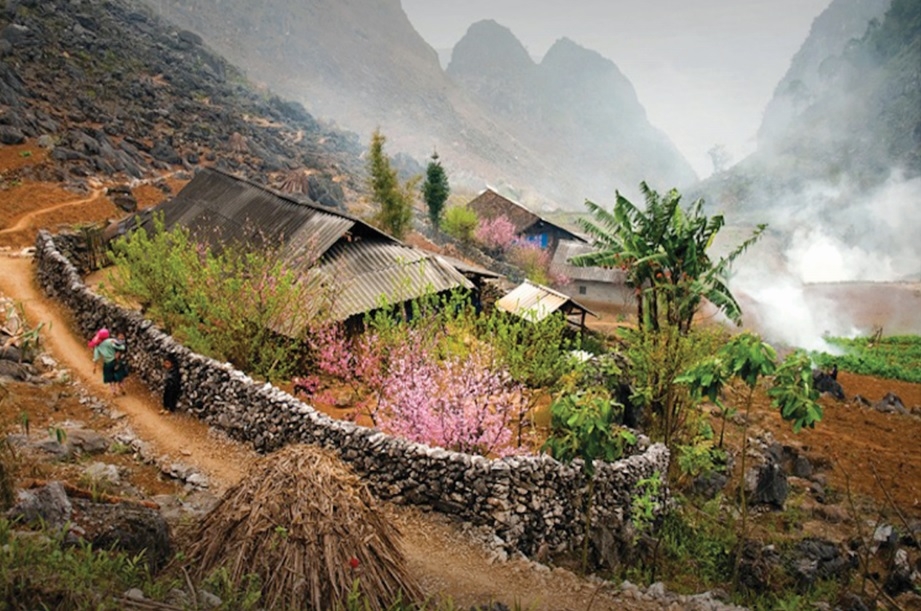 Nhiều ngôi nhà ở vùng Cao nguyên đá lợp mái bằng prô xi măng thay cho ngói âm dương truyền thống.