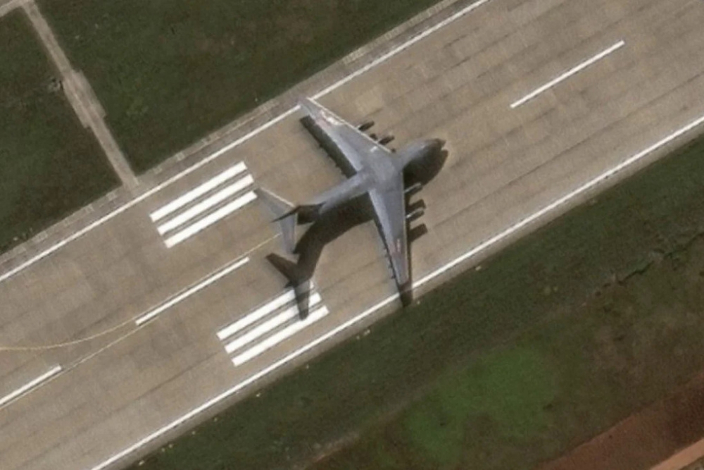 Chiếc Y-20 nghi hạ cánh trái phép tại đá Chữ Thập hôm 25/12/2020. Ảnh: Maxar Technologies.