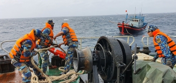 Hỗ trợ tàu cá ngư dân Khánh Hòa gặp sự cố trên biển