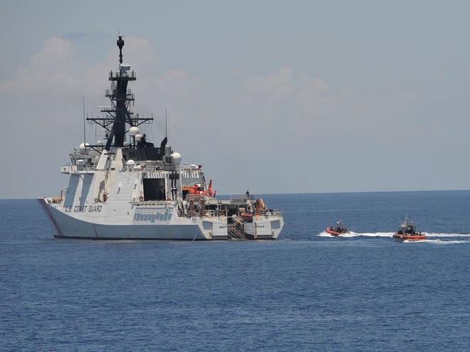 Tàu tuần duyên Mỹ USCGC Bertholf tập trận cùng lực lượng Philippines ở Biển Đông vào tháng 5.2019 AFP